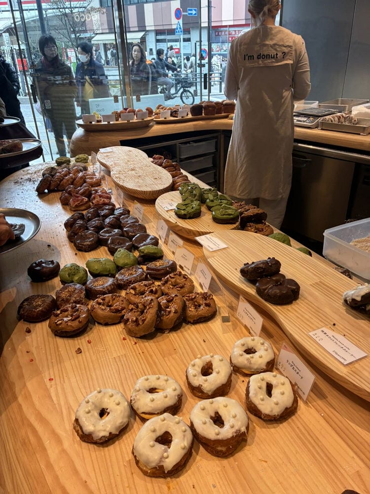 宛如浴室地磚擺甜甜圈 I’m donut? 澀谷店：全面檢討