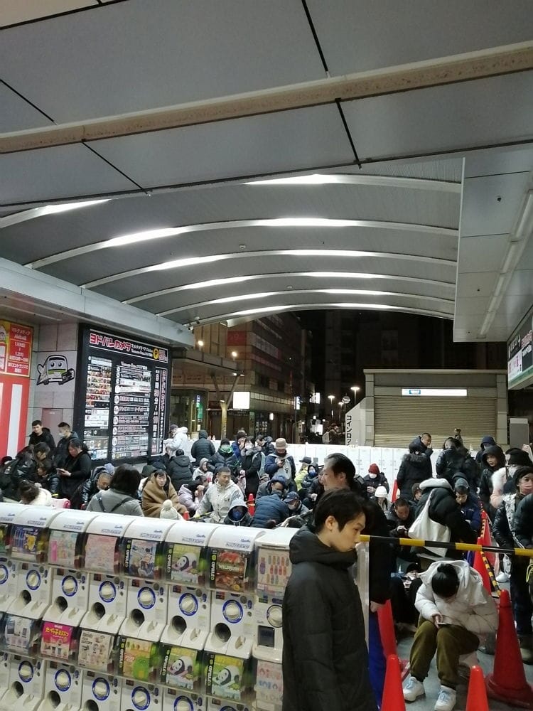 中國黃牛攻佔秋葉原友都八喜現場囂張違停收購福袋