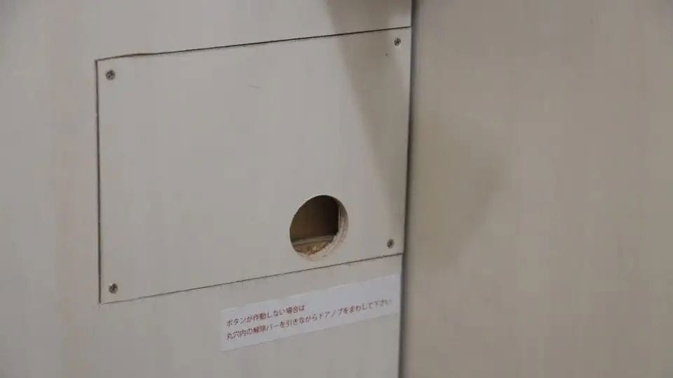 「不同出入口、抽象提示燈」世博廁所超雷設計頻損壞
