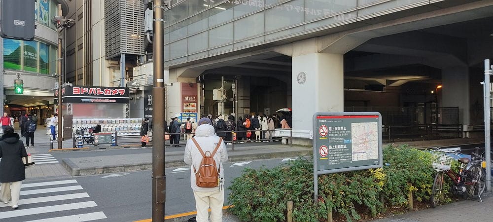 中國黃牛攻佔秋葉原友都八喜現場囂張違停收購福袋