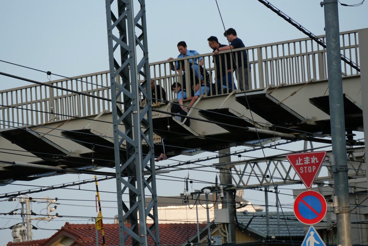 早上尖峰女驚坐跨軌天橋外 東上線斷電救援影響萬人