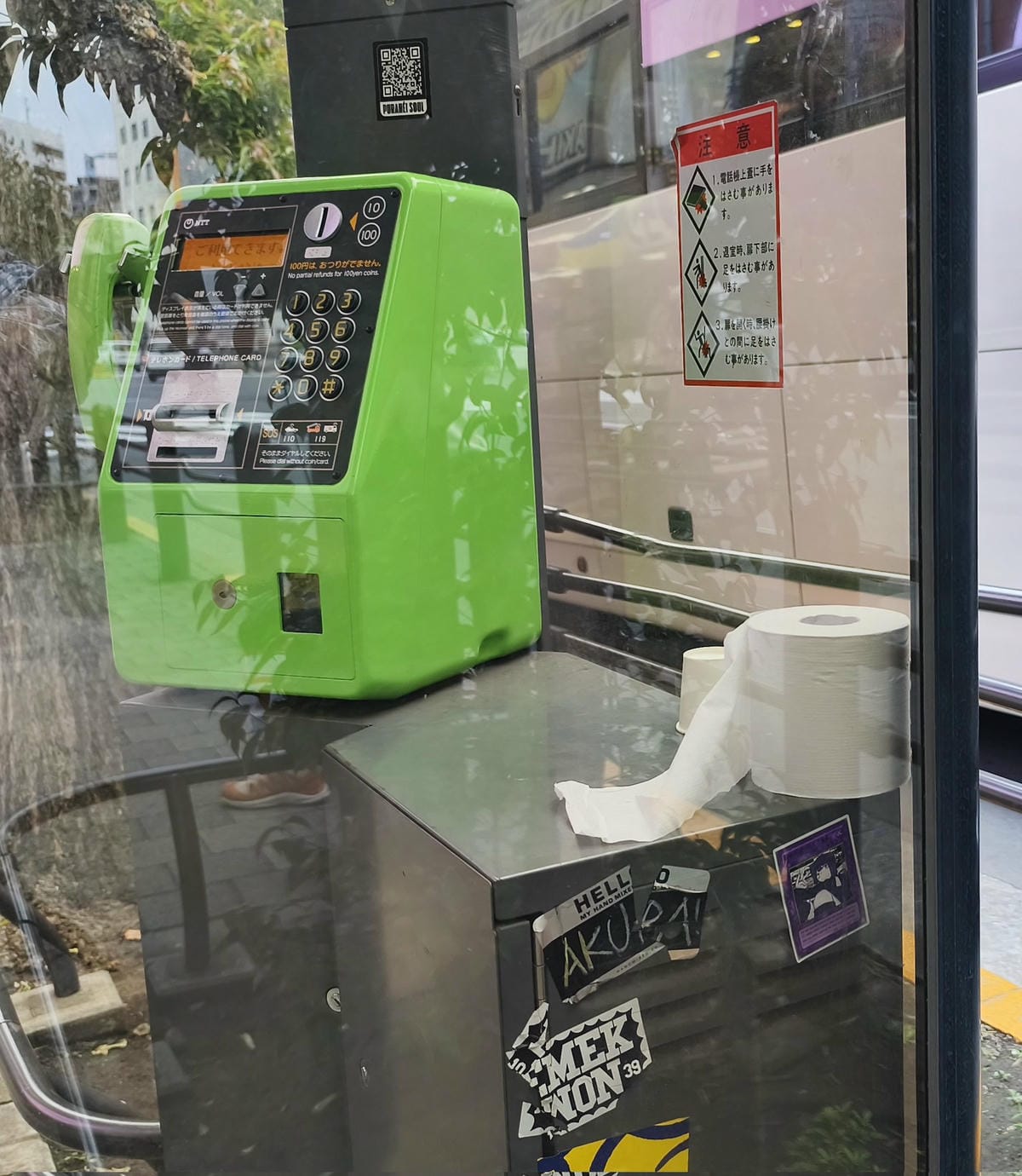 治安敗壞? 秋葉原街頭詭異景象 捲筒衛生紙隨處擺放 - 第1張圖 治安敗壞? 秋葉原街頭詭異景象 捲筒衛生紙隨處擺放