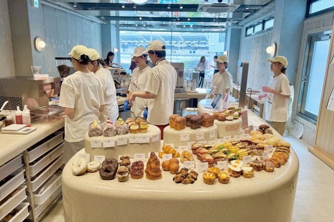 宛如浴室地磚擺甜甜圈 I’m donut? 澀谷店：全面檢討