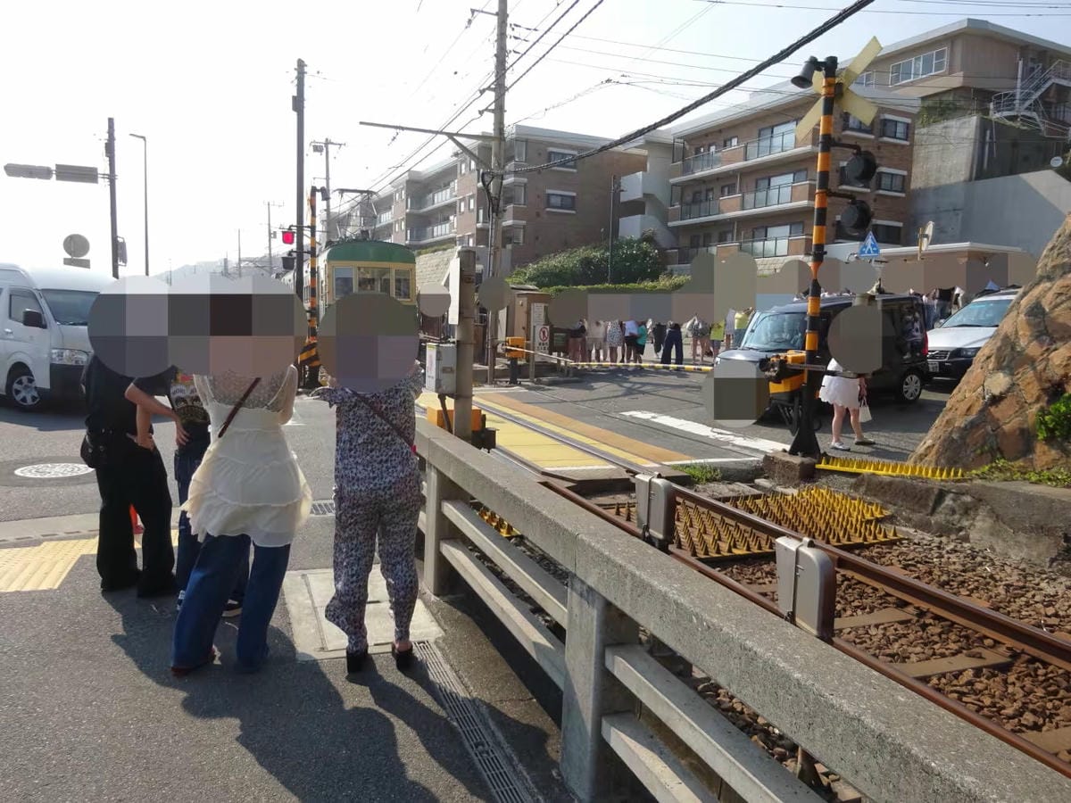 外國遊客瘋打卡灌籃高手平交道隨地大小便亂象惡化