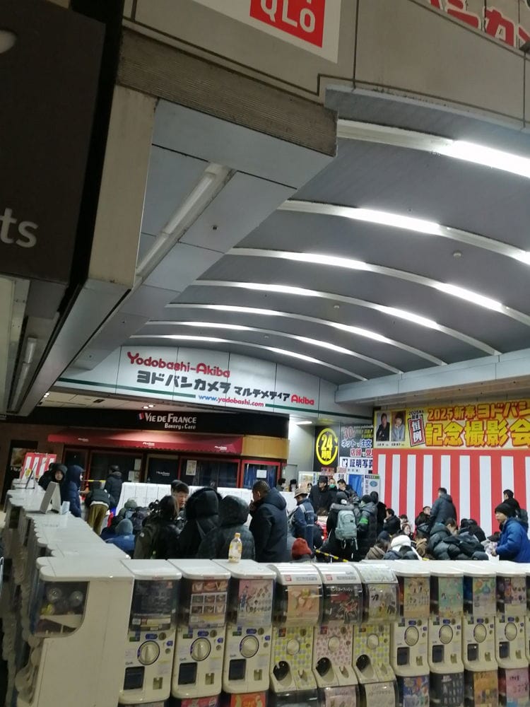 中國黃牛攻佔秋葉原友都八喜現場囂張違停收購福袋