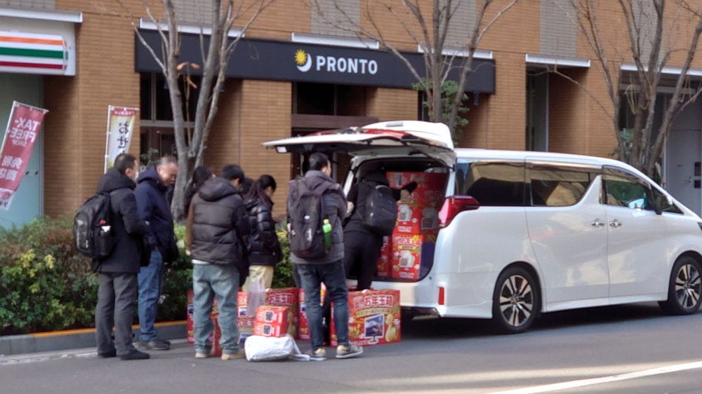 中國黃牛攻佔秋葉原友都八喜現場囂張違停收購福袋
