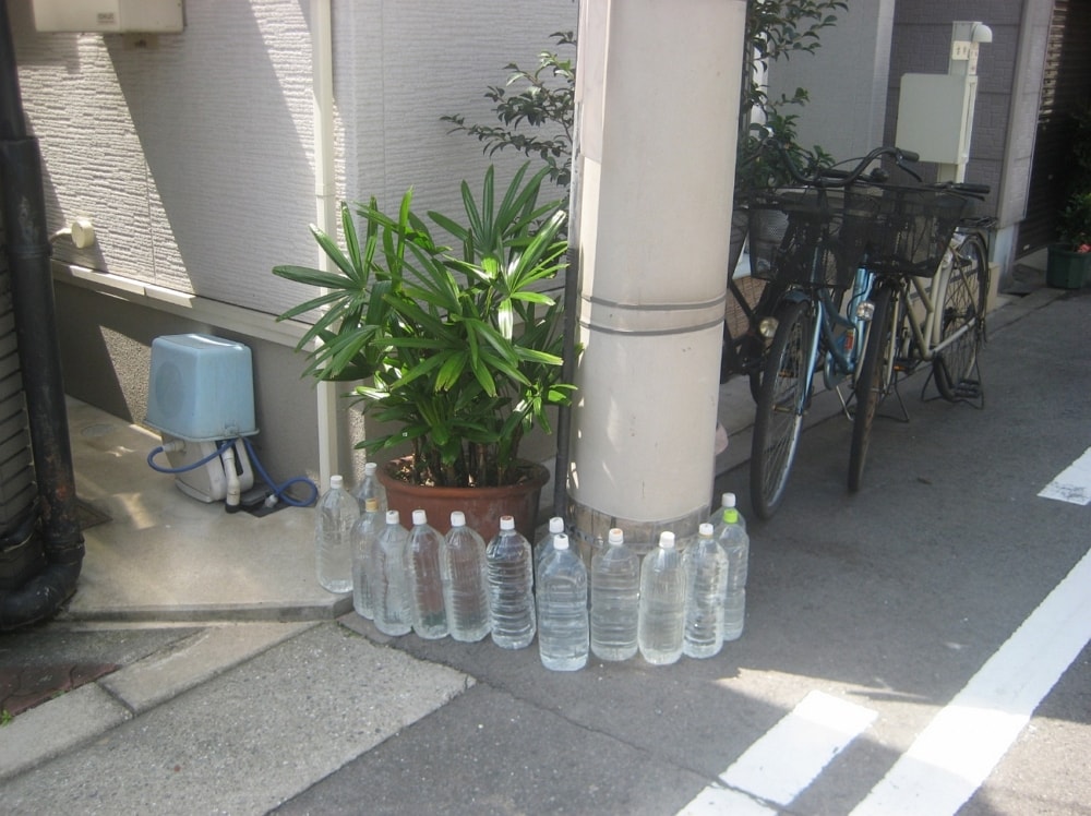 外國人不解「路倒醉漢被水瓶飲料包圍」網揭密原因