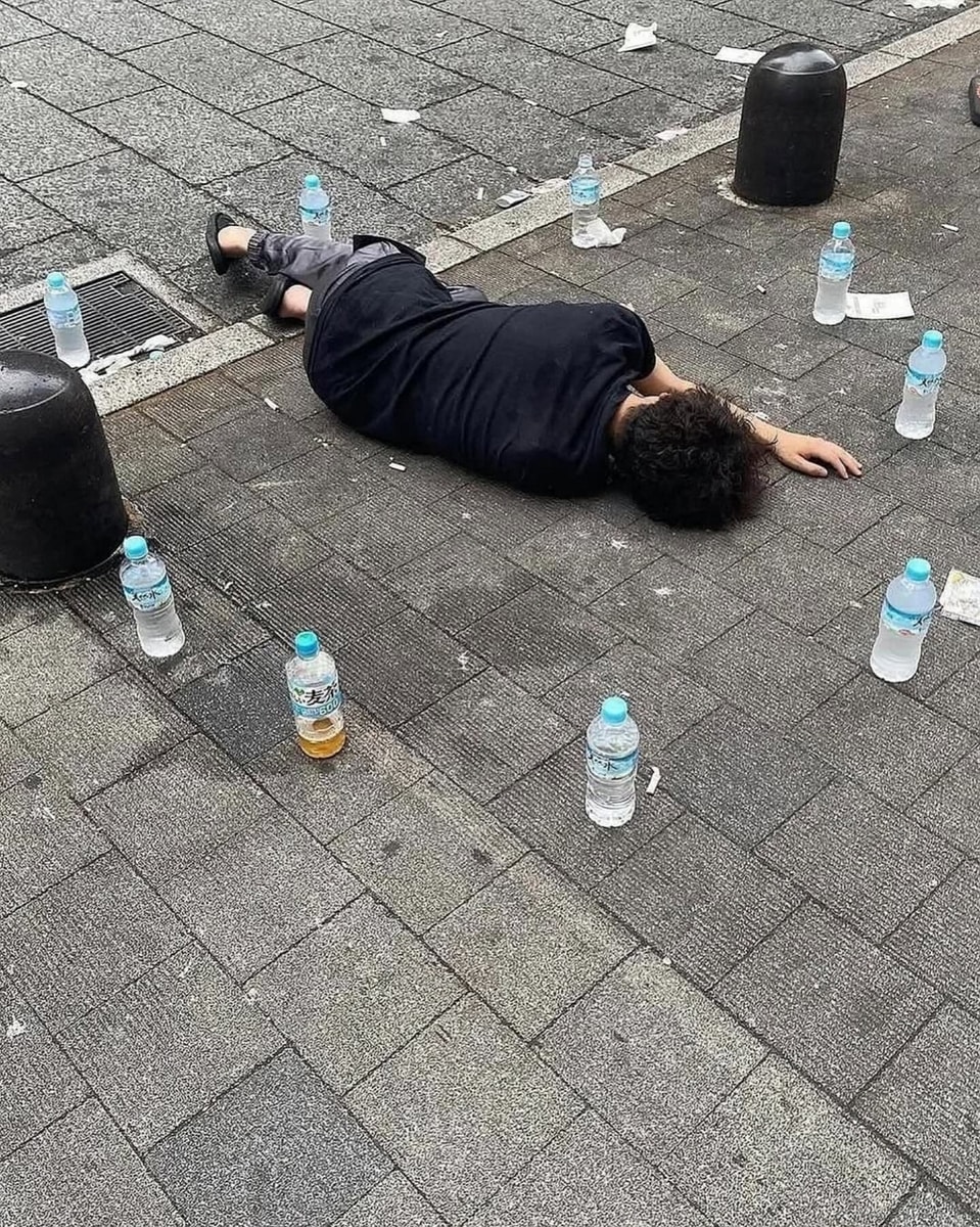 外國人不解「路倒醉漢被水瓶飲料包圍」網揭密原因