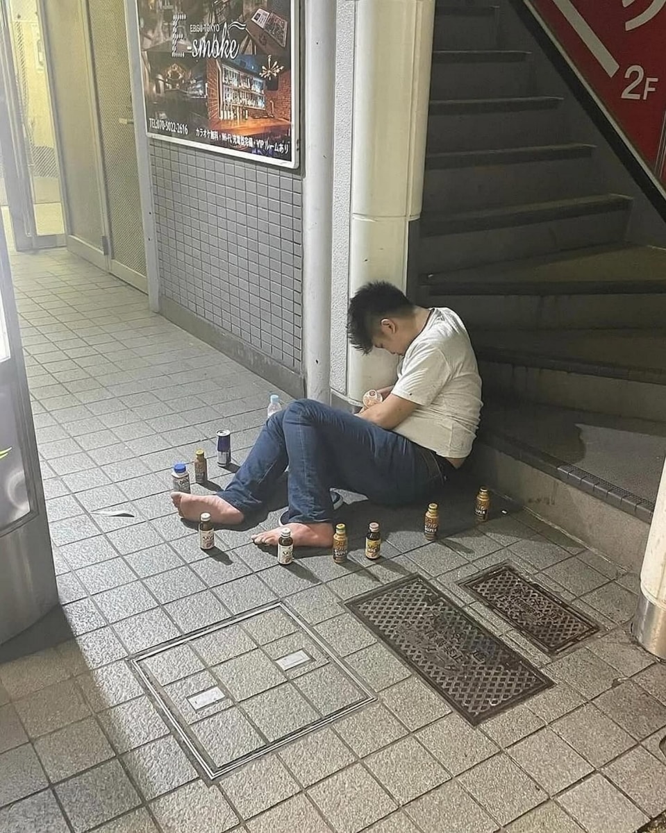 外國人不解「路倒醉漢被水瓶飲料包圍」網揭密原因