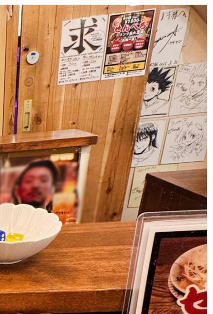 看似正常的上野居酒屋廁所詭異貼滿裸女照嚇壞客人