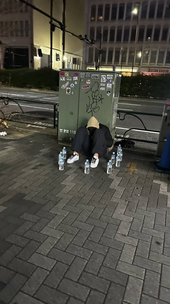 外國人不解「路倒醉漢被水瓶飲料包圍」網揭密原因