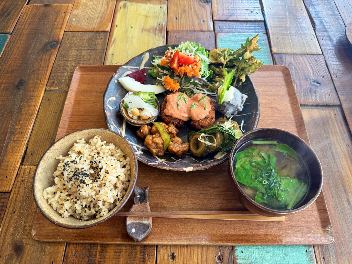 二郎拉麵進軍沖繩開在1家素食餐廳對面招來同情眼光