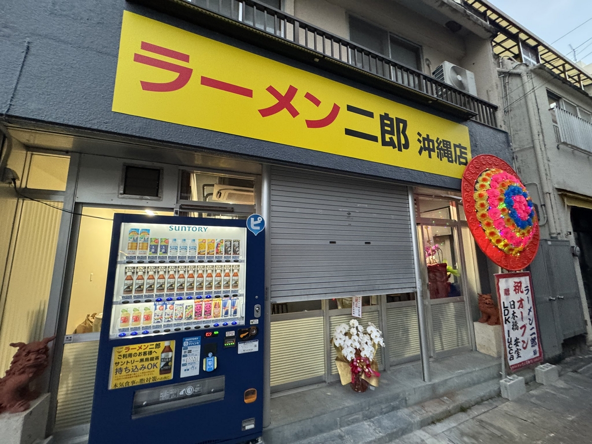 二郎拉麵進軍沖繩開在1家素食餐廳對面招來同情眼光