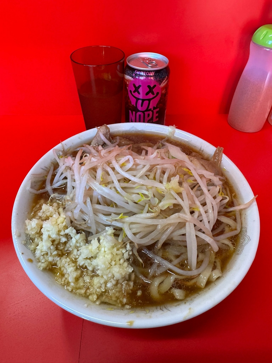 二郎拉麵進軍沖繩開在1家素食餐廳對面招來同情眼光
