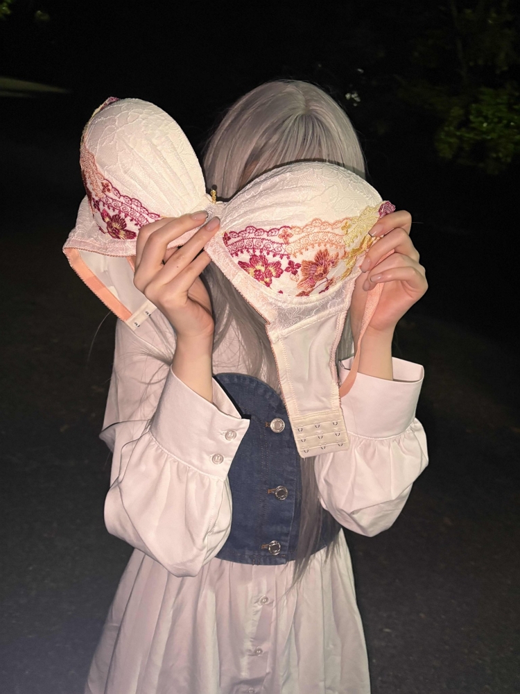 色色畫師貼現實與2次元F杯比較圖掀起豪乳自拍潮