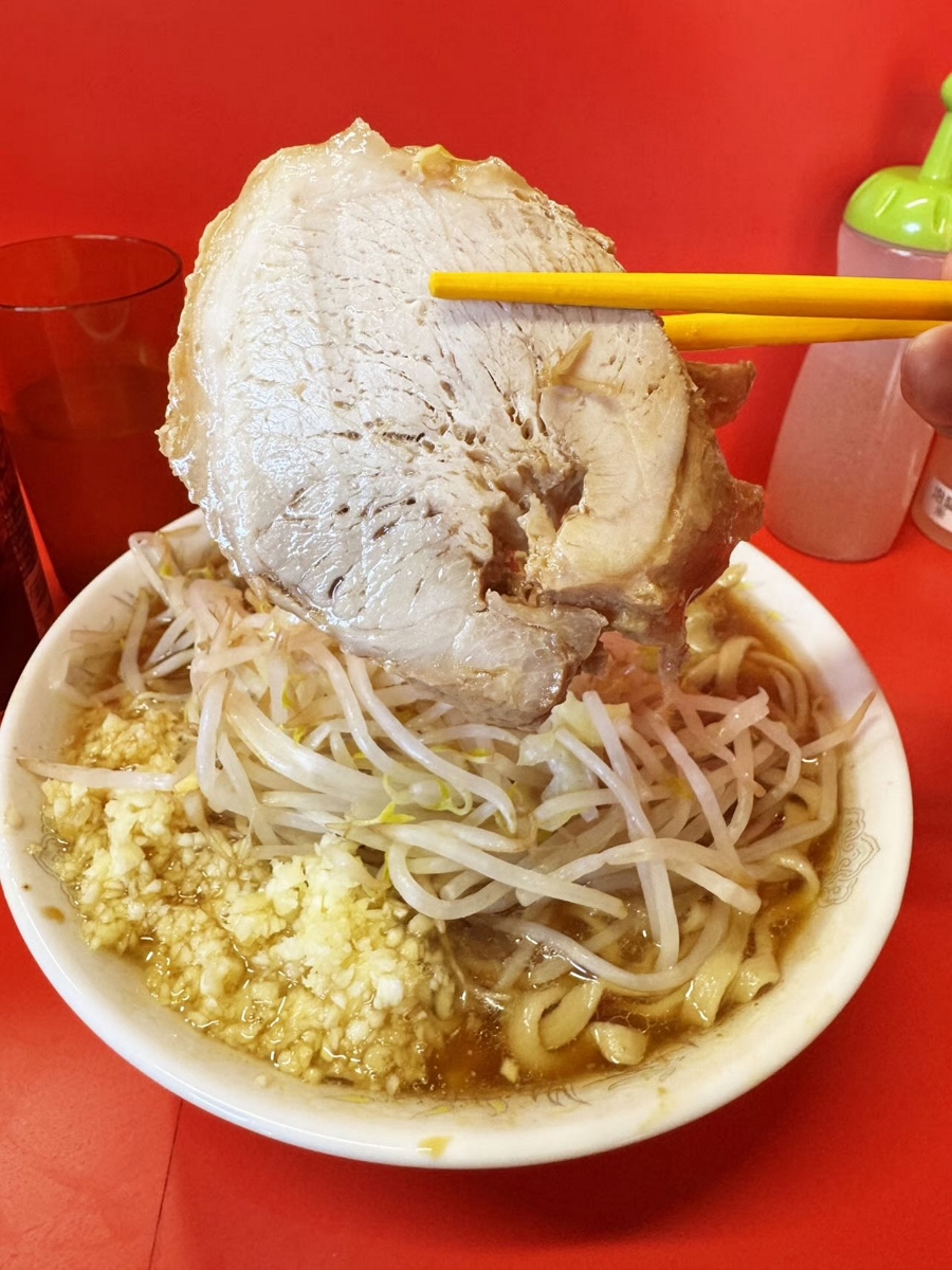 二郎拉麵進軍沖繩開在1家素食餐廳對面招來同情眼光