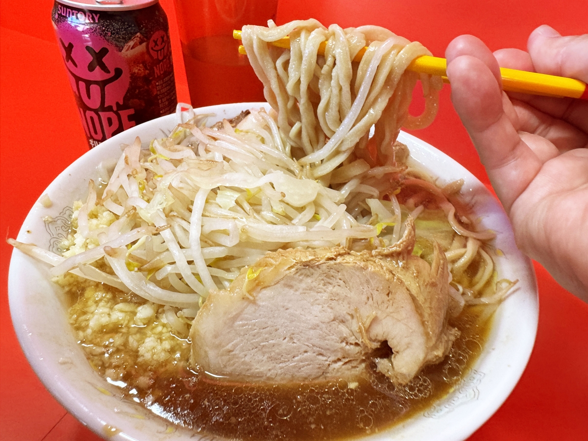 二郎拉麵進軍沖繩開在1家素食餐廳對面招來同情眼光